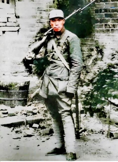 什么才是身经百战的猛将，看看这张图中的梁兴初就懂了，眼神凌厉，浑身都是杀气。

