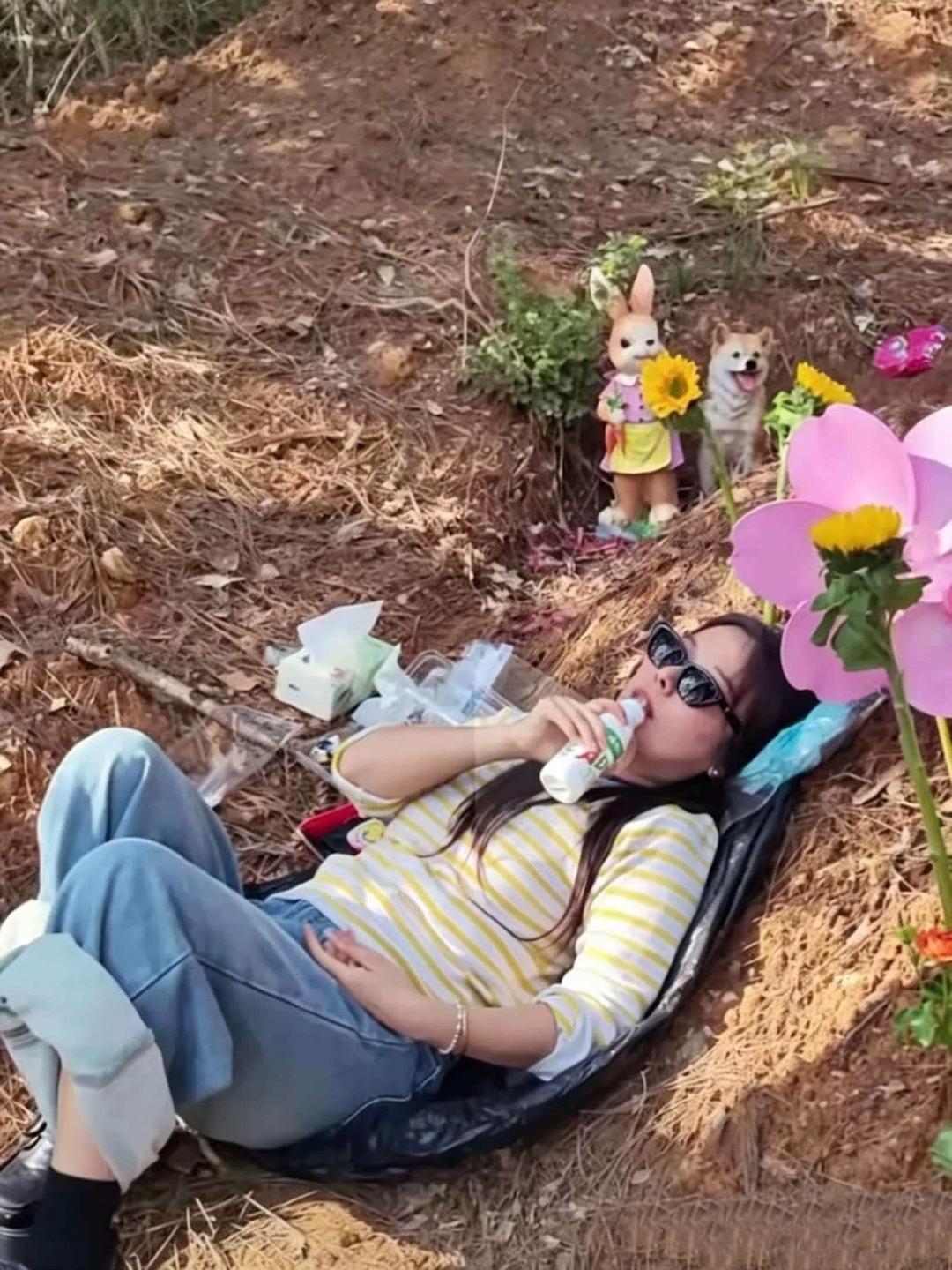 清明最破防瞬间！50岁妈妈驱车300公里，趴在女儿坟上久久不愿起
 
清明这段时