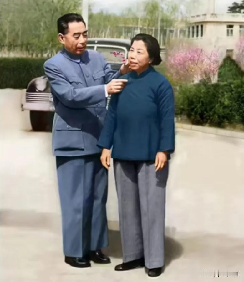 周总理和邓颖超一张好温馨的照片，让人敬佩不已。

一张老照片，周恩来和邓颖超在站