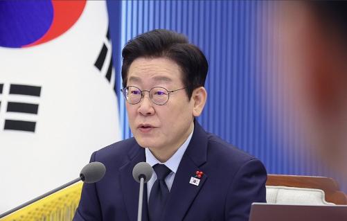 李在明回国后，立即展现铁腕手段。他将反对党的“毒舌议员”金美娜移交检方，理由是后