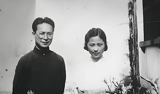 1949年，沈从文喝下煤油割腕自尽，被送往医院，他想拉妻子的手，妻子却甩开了。后