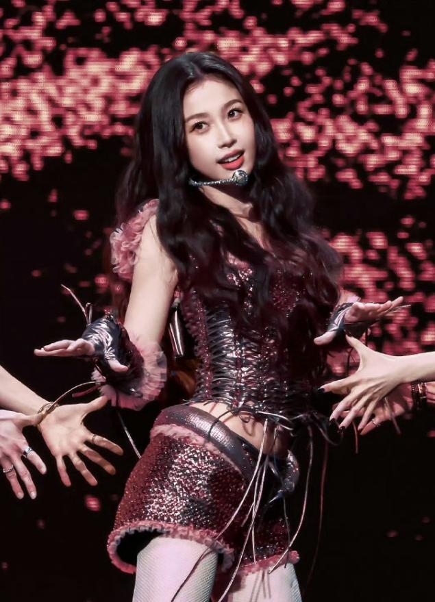 虞书欣生日会上座率还挺高的
演唱会的人看着比隔壁尖叫之夜的粉丝还多，最主要她确实