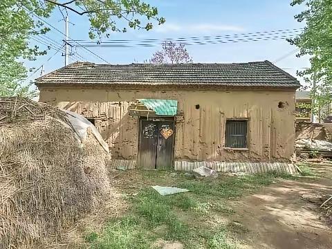 破烂不堪也是房，
 起初家住爹和娘。
 虽说屋内泥土墙，
天下游子念家乡。