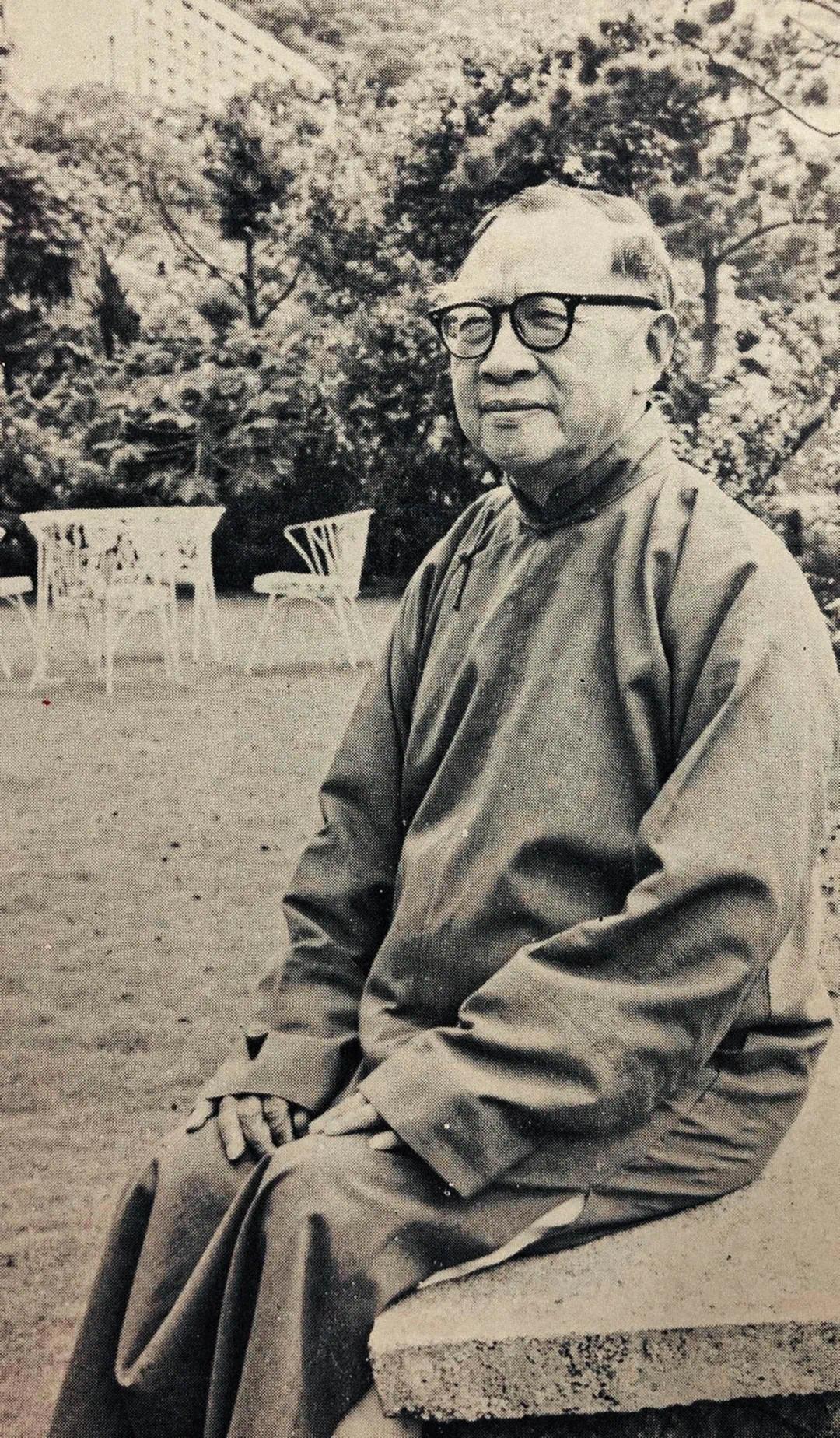 1895年7月30日，钱穆生于江苏无锡一个书香门第，祖籍浙江临安，吴越国太祖武肃