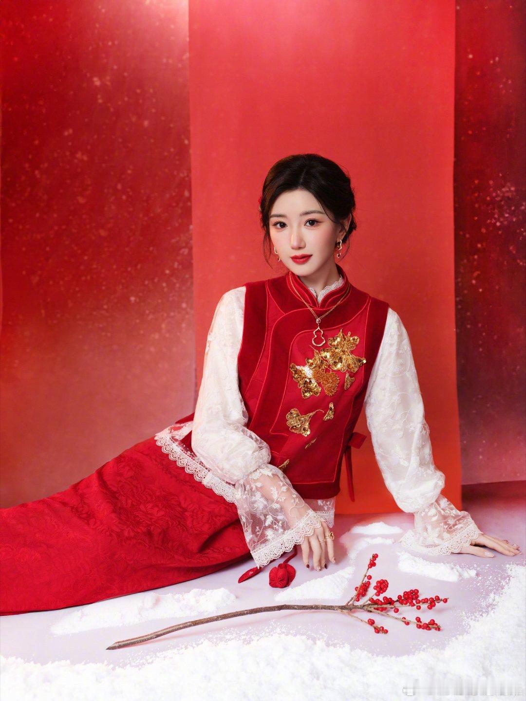 毛晓彤生日过年一起快乐春晚 双倍欢喜撞满怀！毛晓彤除夕生辰太浪漫，红金新中式造型