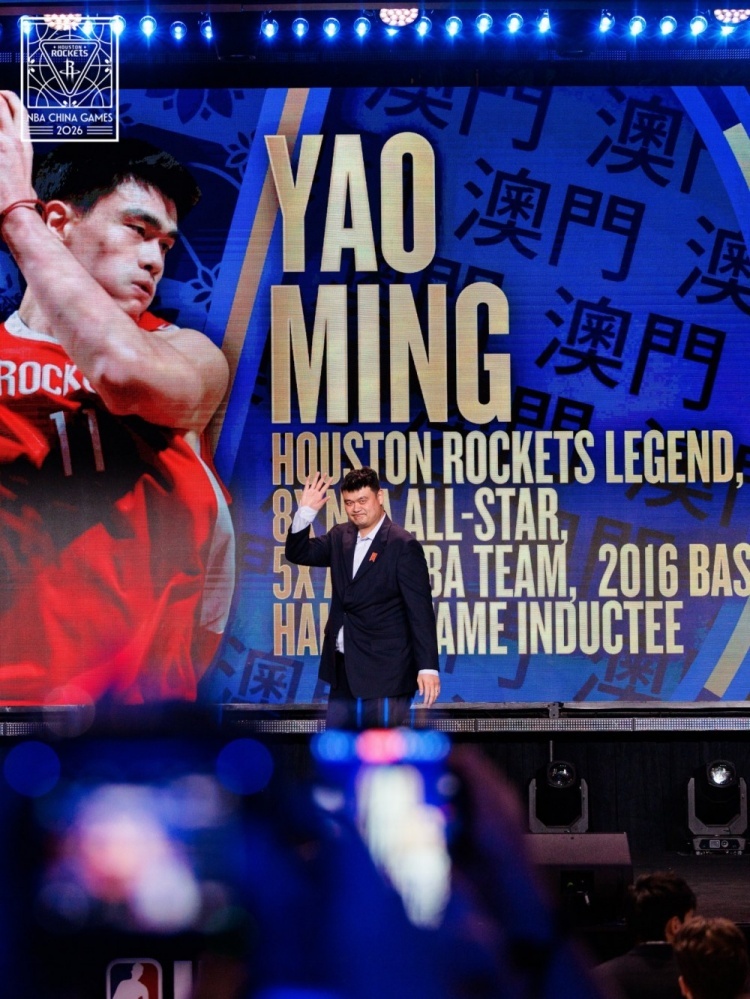 你看，这青春不就回来了吗！火箭官方晒出球队多位名宿参加中国赛活动的照片，其中包括