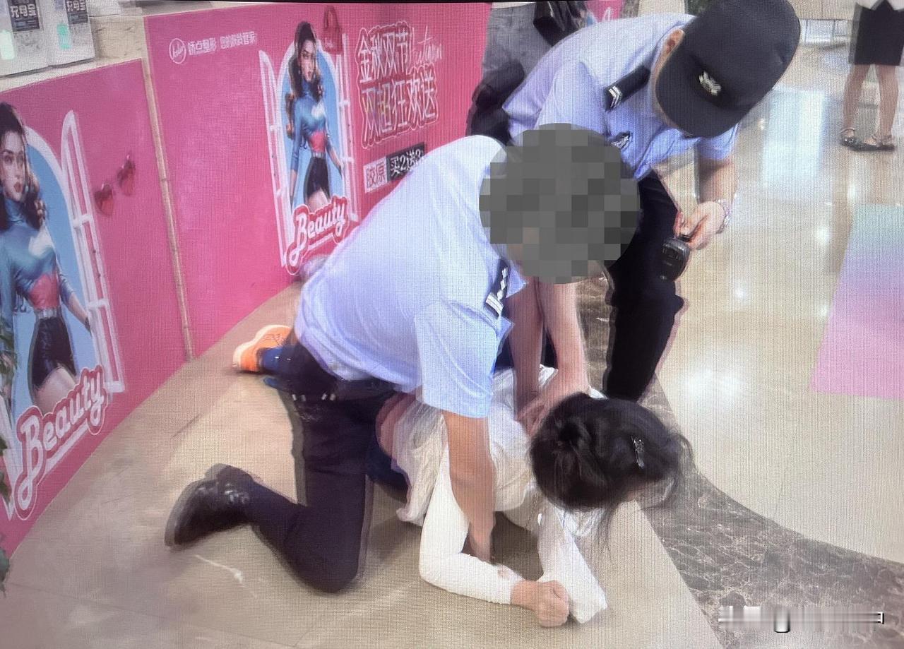 消费者维权无人管，商家一个电话，消费者被铐上手铐押走！据大风新闻报道，成都的彭女