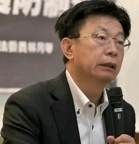 民进党在两轮大罢免大失败后，内部检讨声浪不断，民进党籍民代郭国文传出曾在党团大会