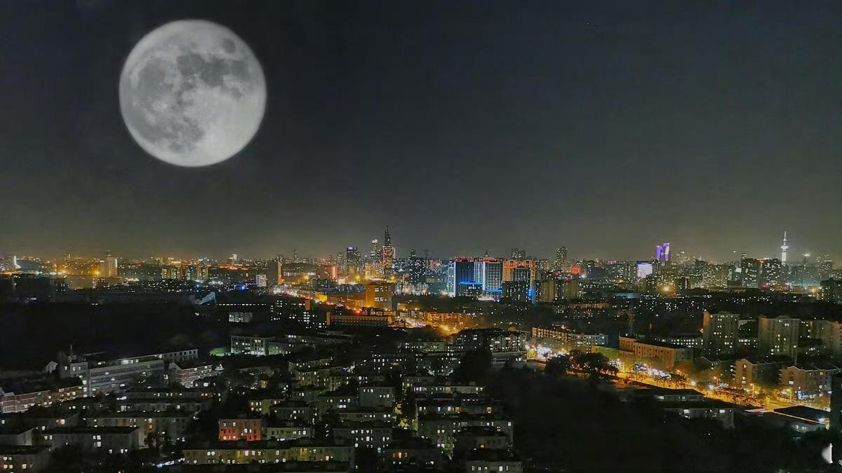 【#今年还是十五的月亮十六圆#？】据但此时，我国境内所有地区的月亮均已西沉，看不