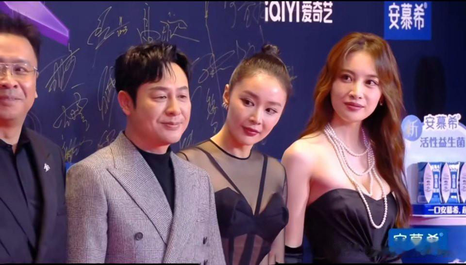 张译这是怎么了？
张译缺席狂飙剧组红毯就算了，狂飙导演意外还说了句“人这么齐”，