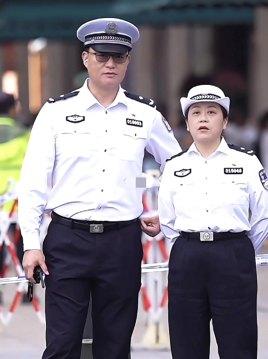 请问这两位警官，哪个是领导？哪个级别高一些？

从警衔上看，两人都是三级警监，白