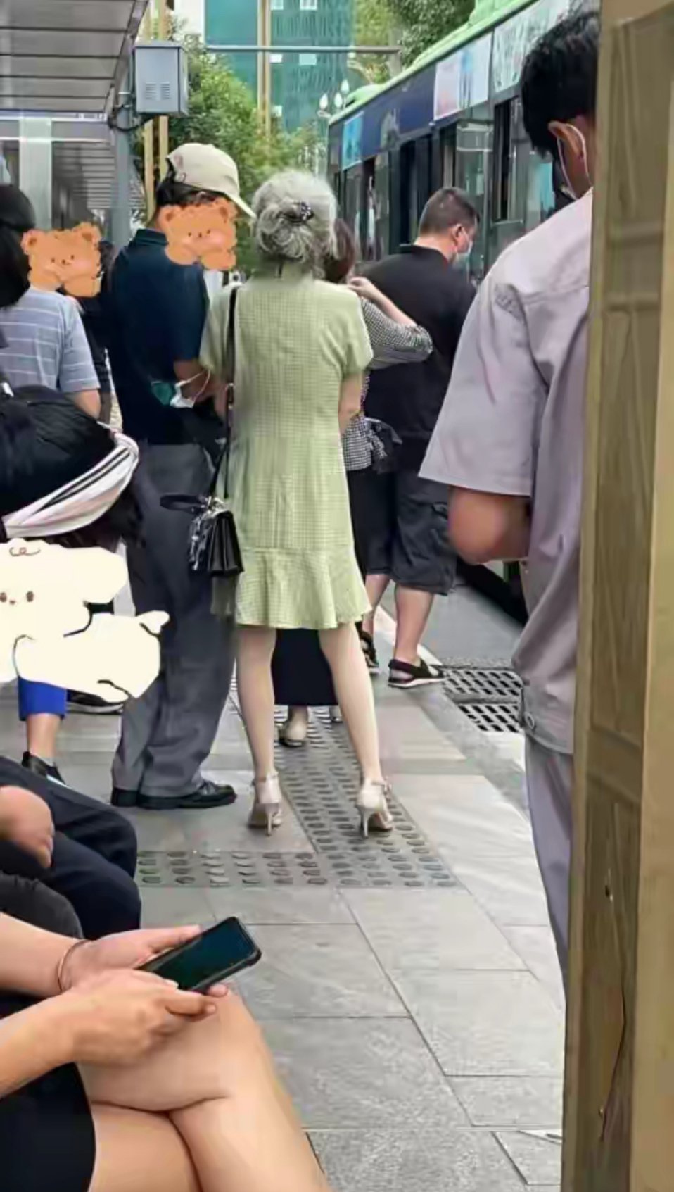 不得不承认，现在年纪长点的比年轻人都会打扮，你看这打扮，说是28都有人信吧 ​​