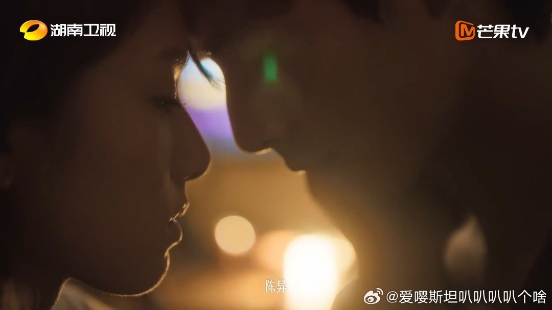 宋威龙张婧仪嵌入身体的拥抱 张婧仪整个人都被宋威龙嵌进怀里了，那种紧密度真的让人