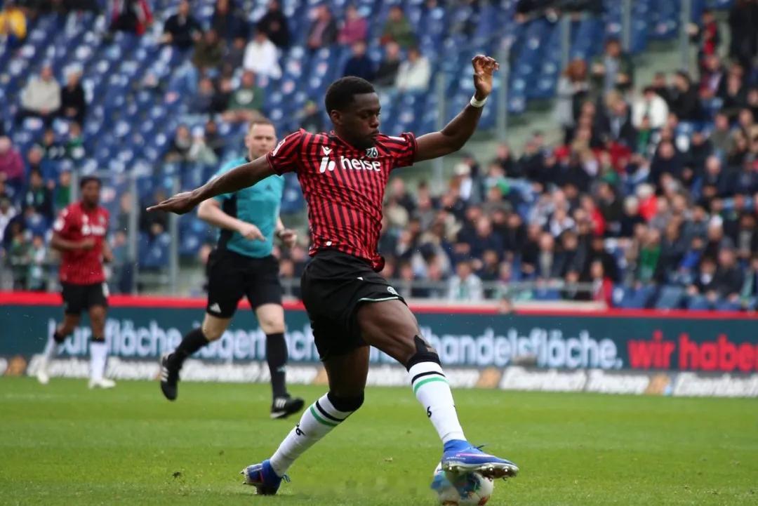 德国天空体育消息，假如出售的话，拜仁目前对诺埃尔-阿塞科的估价在1000-120