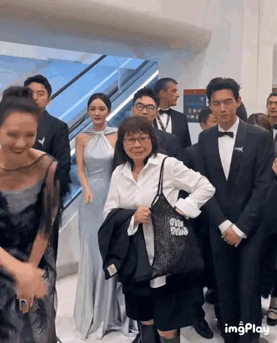 明显地位还得是章子怡，别人排不上，也不能走在她前，毕竟其他人，人家也不认识，要不