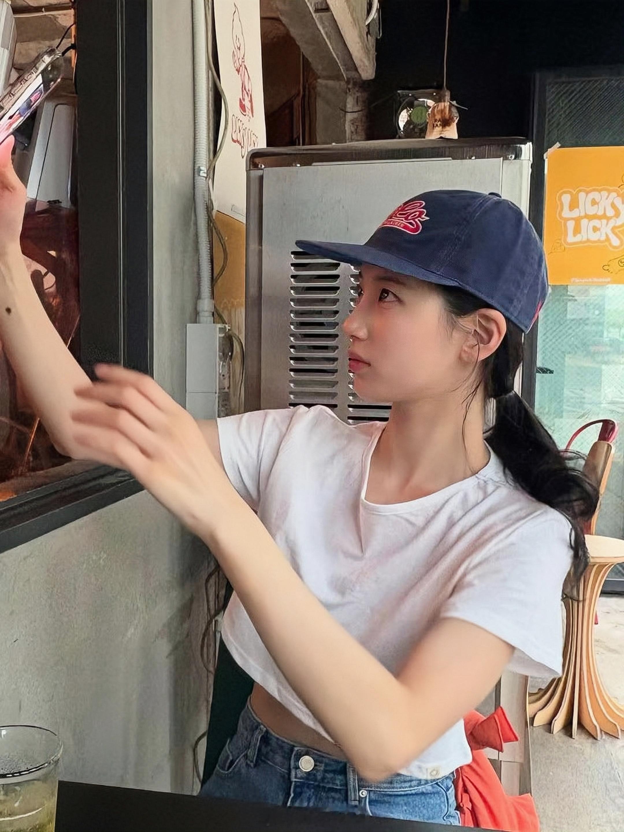 物质基础对情绪的影响不容小觑，举一个最接地气的例子：如果我有辆宝马或者蔚来，那么