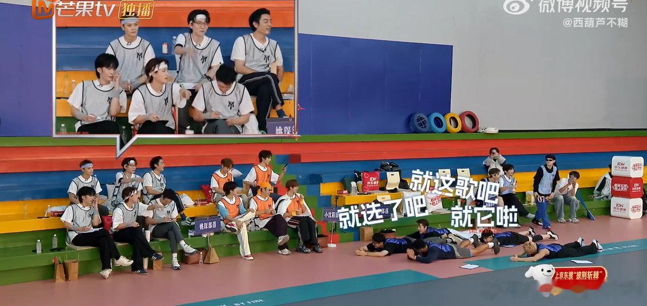 王传君组全员趴地求歌笑不活了，披哥选歌都卷到这种程度了吗，都开始集体趴地求歌了王