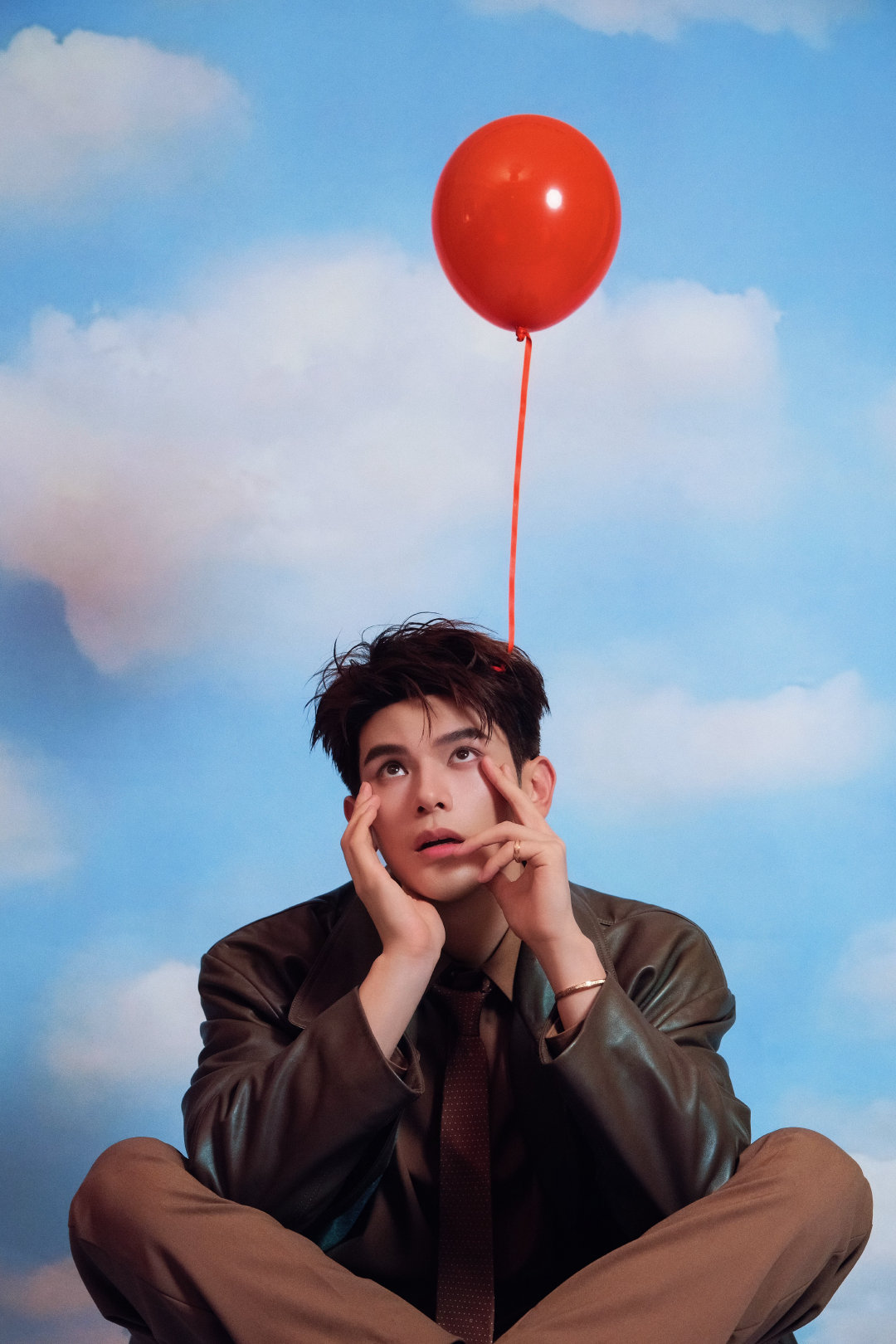 姚弛皮衣造型释出！以理性的皮革线条，裁剪出感性的浪漫内核，将复古英伦风驾驭得淋漓