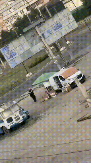 被无人机盯上的大叔最终没有能逃脱，这位摊主大叔太倒霉了。无人机是自主盯上他的，还