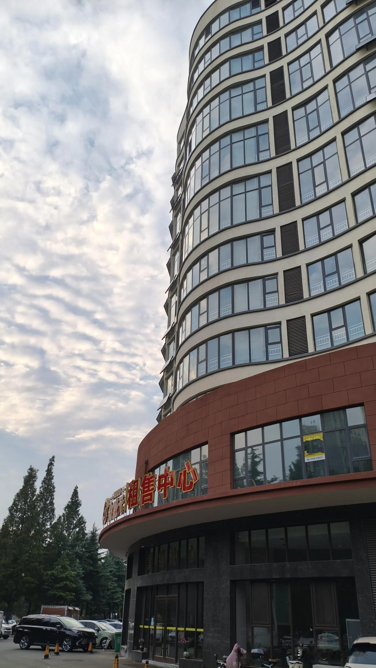 进去看了看，内部空间可人类利用率练四十都达不到。