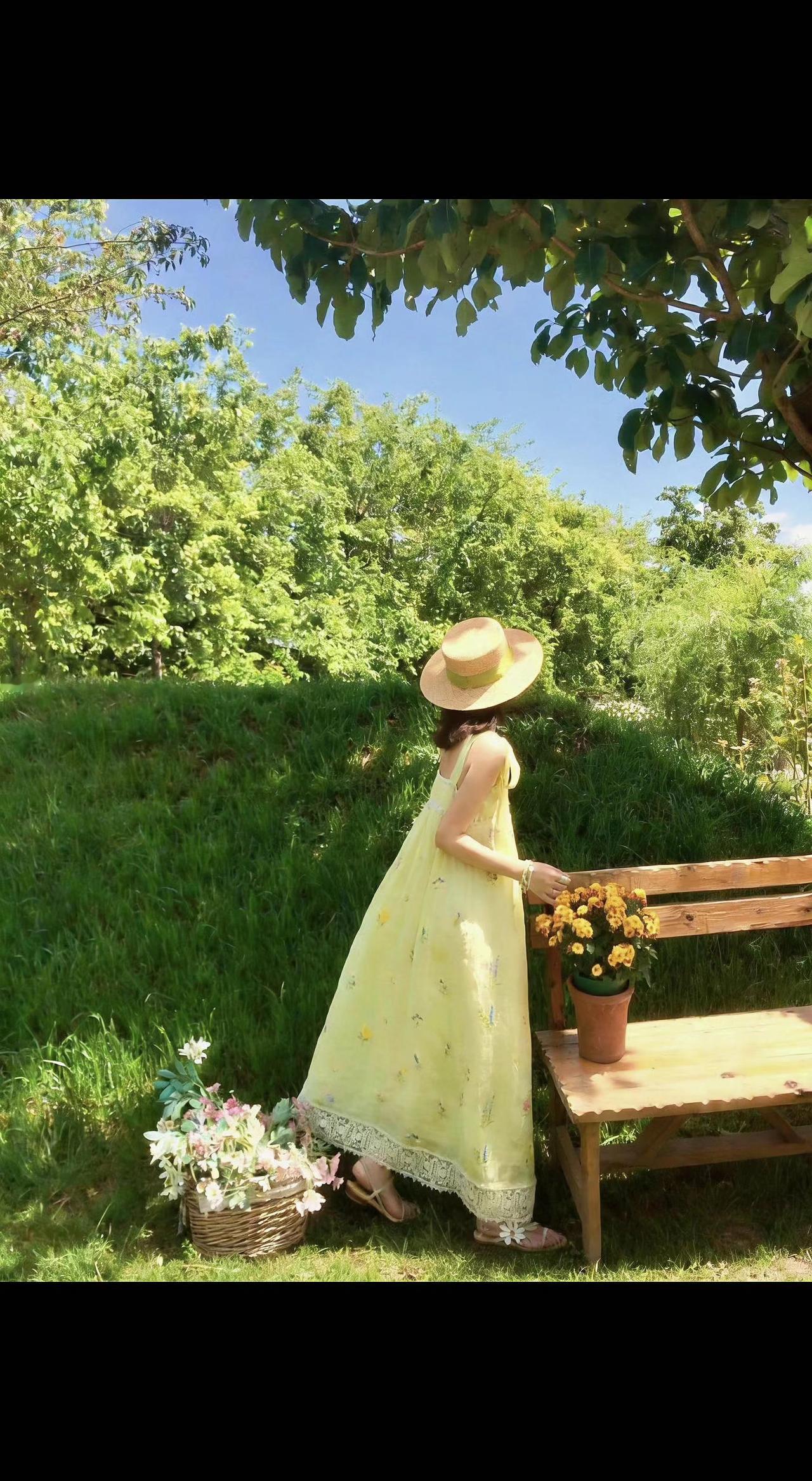 🌿草帽轻压碎光，黄裙漫过草浪🌼。花与影偷藏夏日，连风都慢成诗💫。