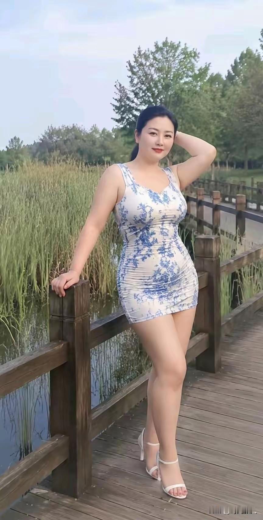 不少网友好奇，为什么一部分中年女性会偏爱朝气蓬勃的年轻小伙，其实背后无关世俗偏见