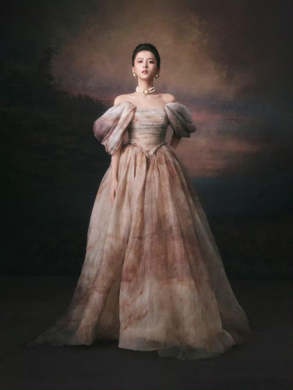 合诗雨今天微博视界大会 造型出图，好多宫廷风啊[酷]微博视界大会红毯微博视界大会