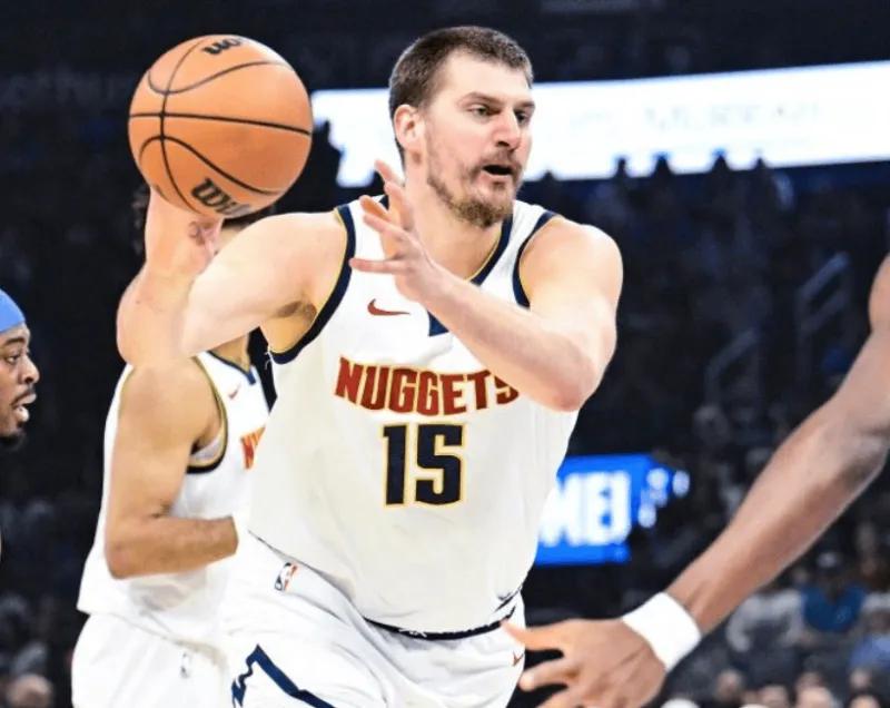 历史上单赛季1000分500篮板500助攻次数：
1、詹姆斯——13个赛季
2、