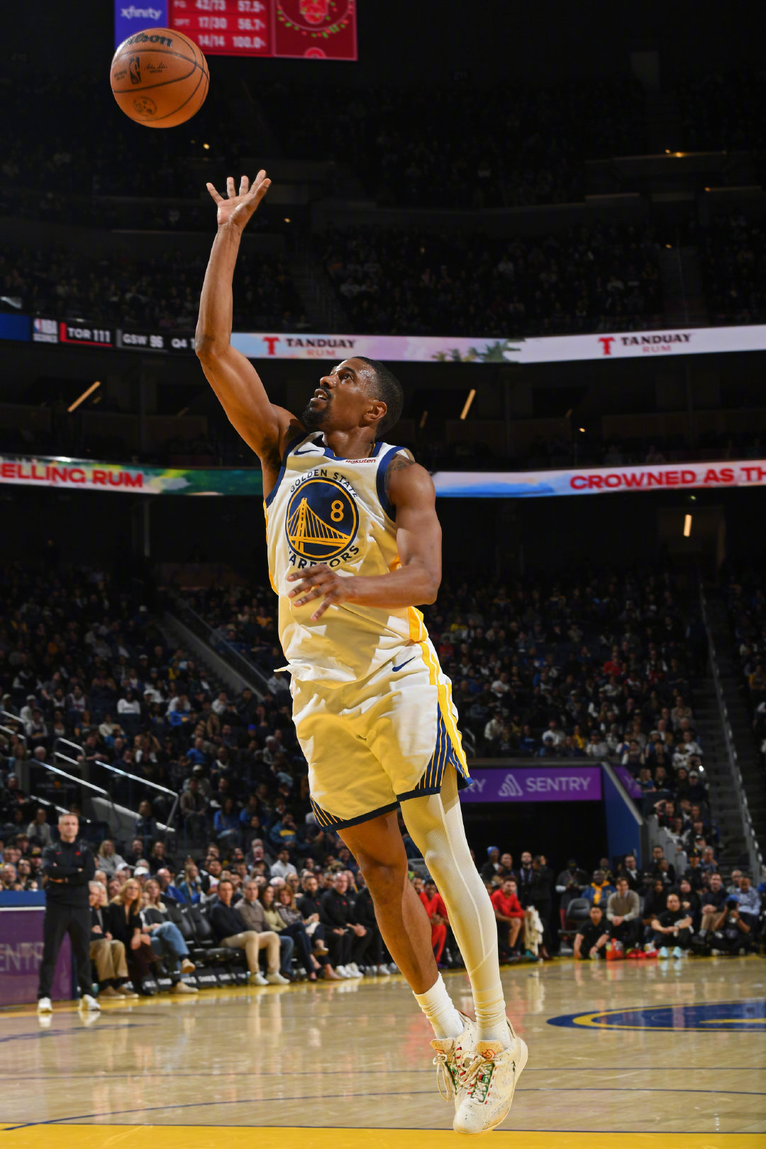 今日图集📸：猛龙vs勇士勇士春节之夜