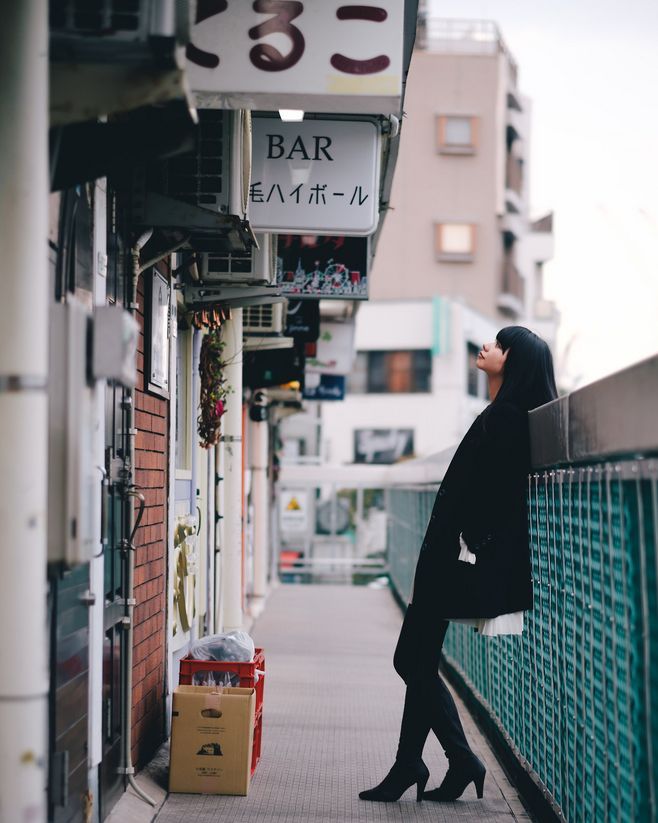 情绪这种东西，非得严加控制不可，一味纵容地自悲自怜，便越来越消沉。| 亦舒 