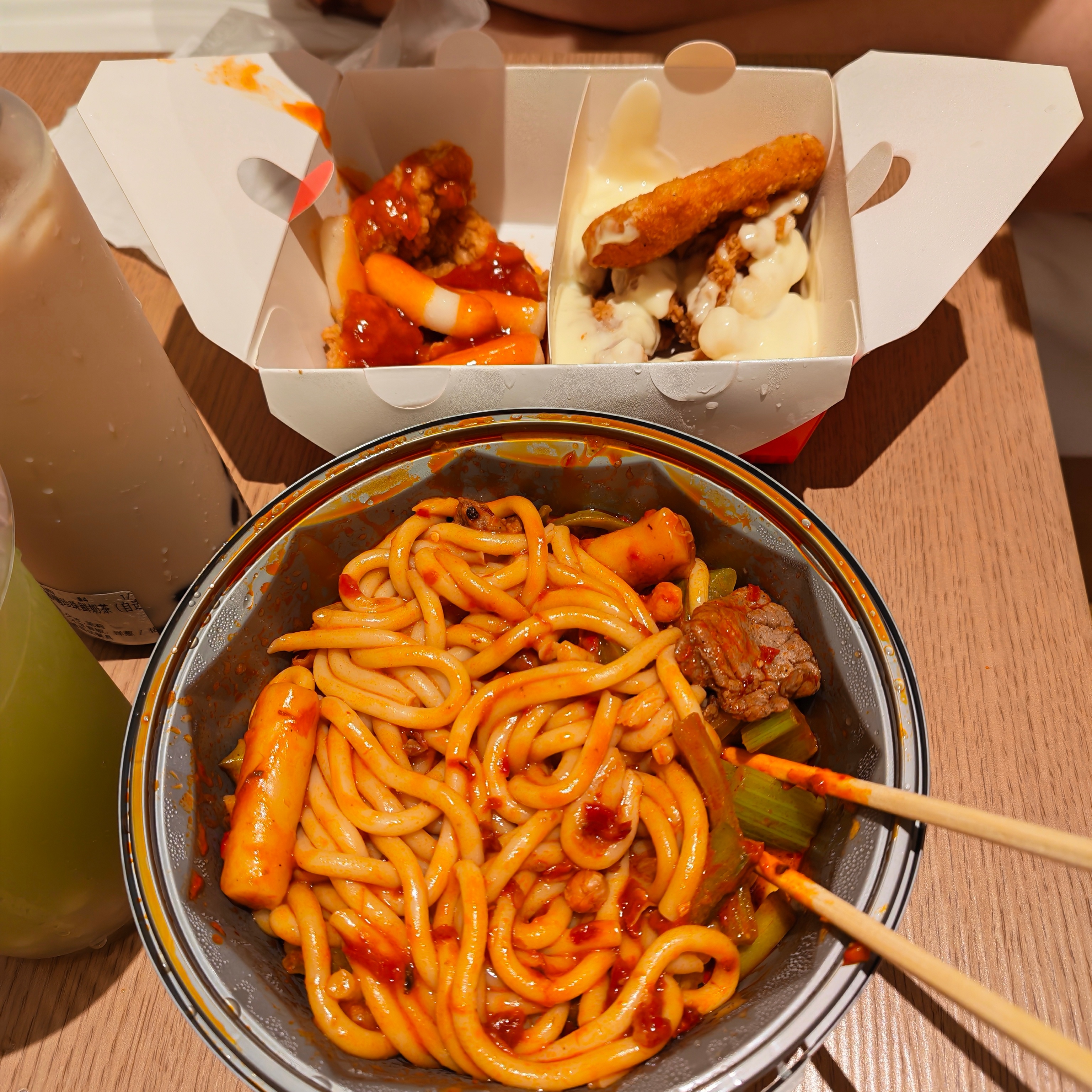 自从来了成都，肥也不减了，觉也不睡了，一到晚上就是库库吃 