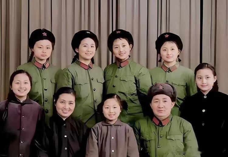 开国少将吴荣正拥有一张难得的全家福照片，全家人的外貌都相当出众。吴荣正和妻子高秀