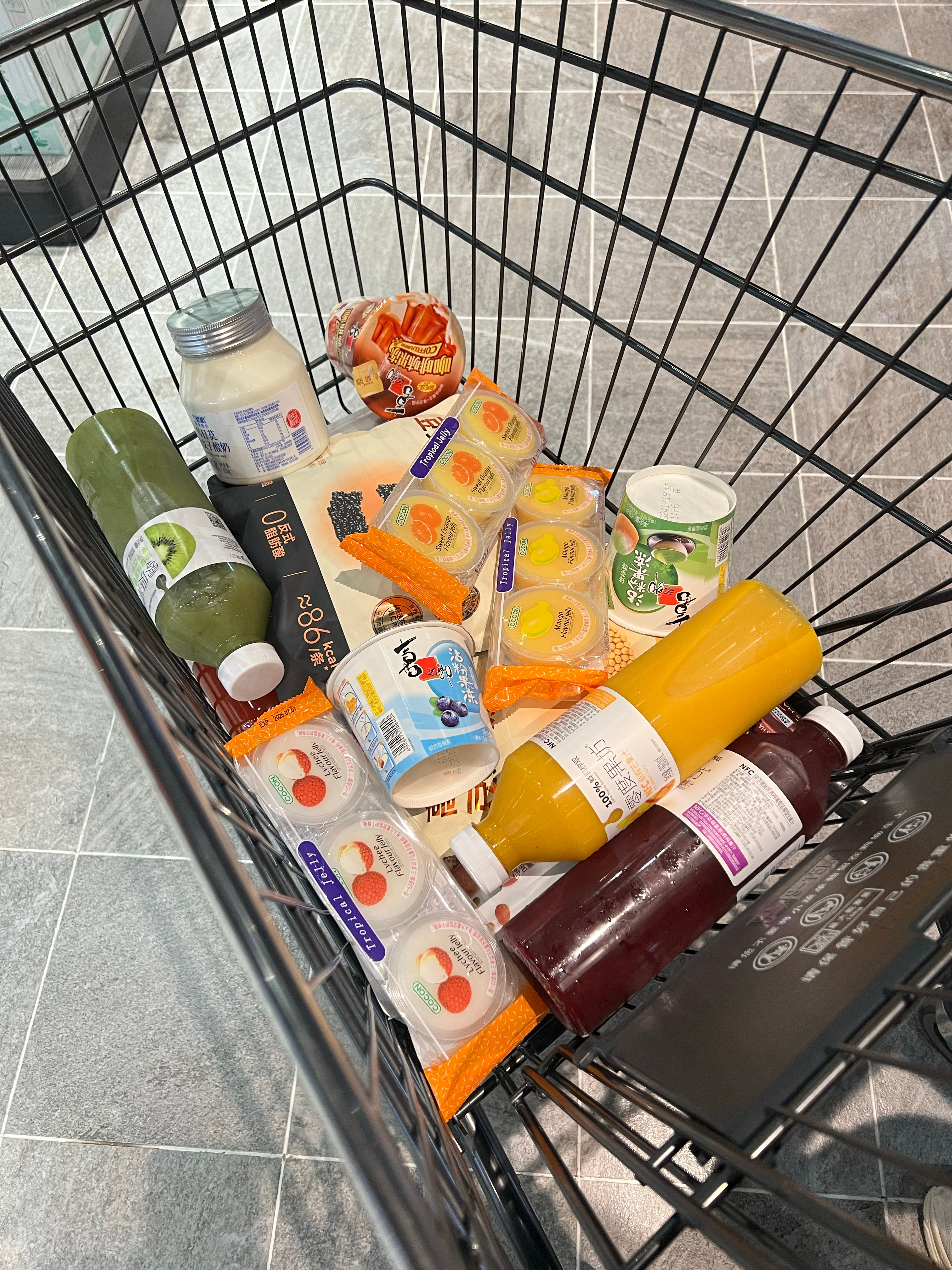 胖东来逛了～网上火的爆款产品都买不到。周三下午去的也是人挤人。推荐来我们郑州的鲜
