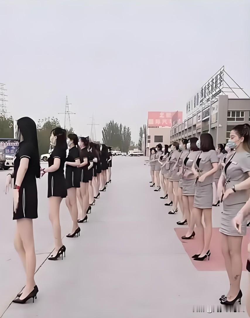 这家公司胆真大，公开把员工当牛马了，让他们上街爬行学狗叫
十年多前小到一些沐足店
