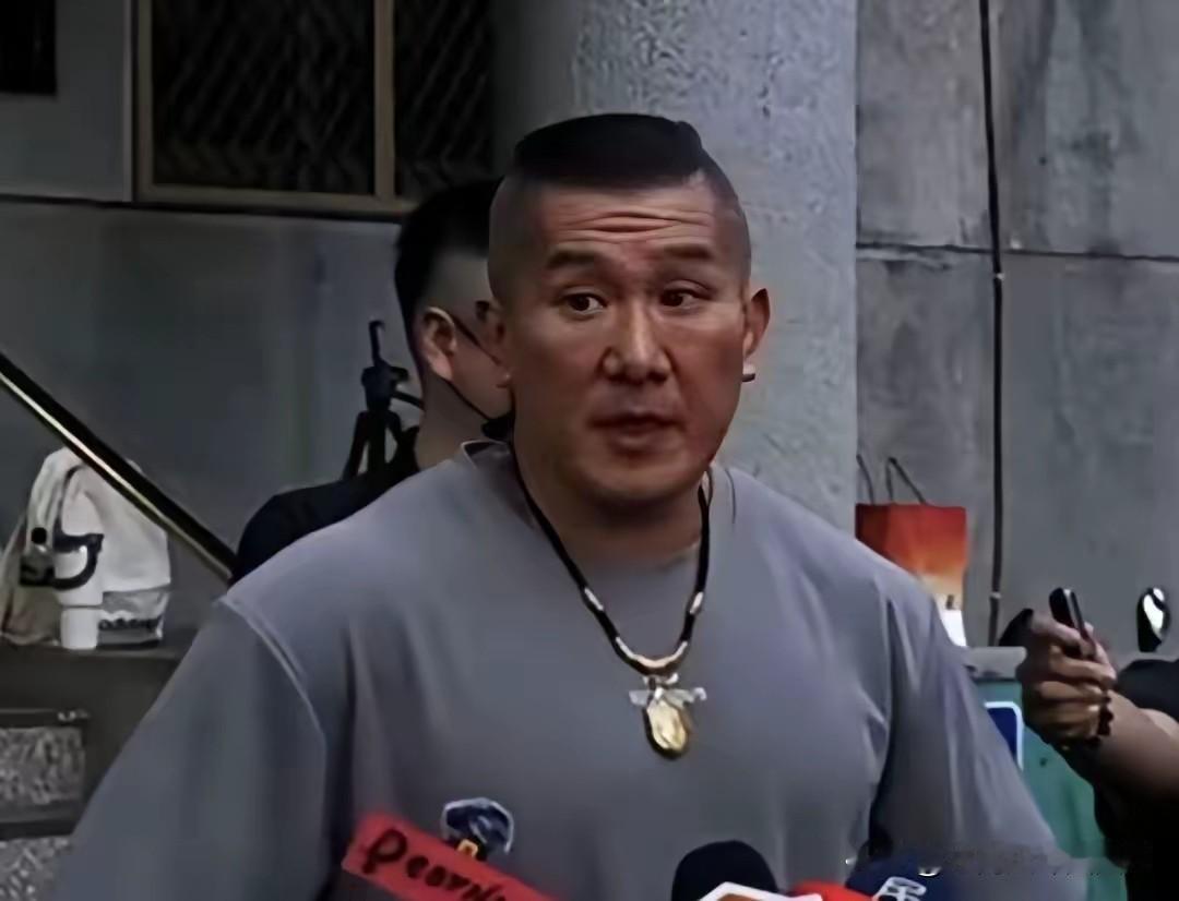 现在全网最后悔的男人就是馆长公司那两位前员工了吧！

不是因为跳出来勒索两千万，