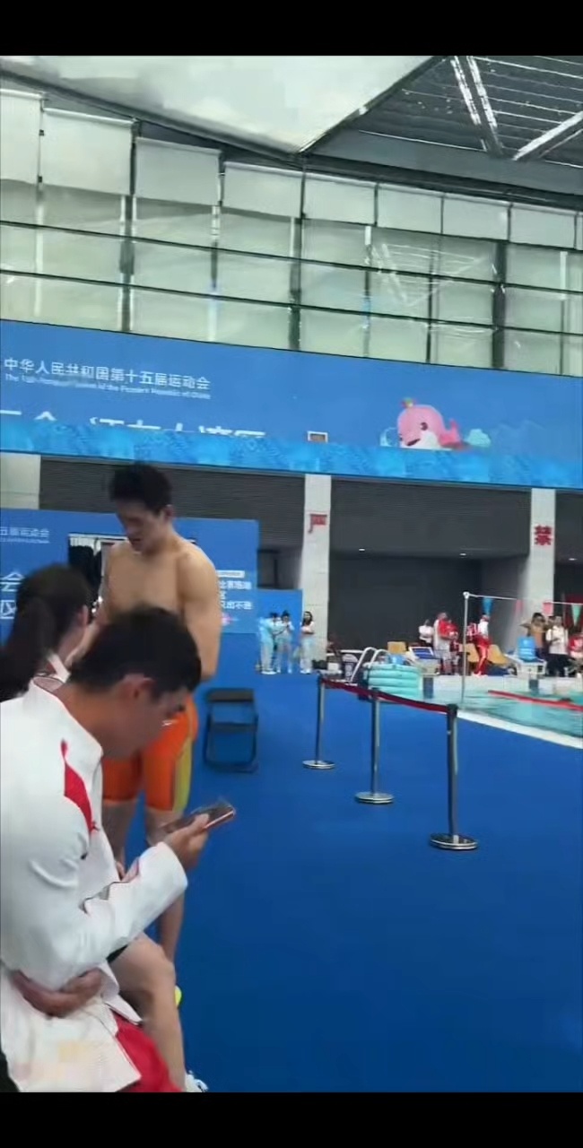 『8595』20251118 全运会合照掉落泳池著名打卡点🦈 