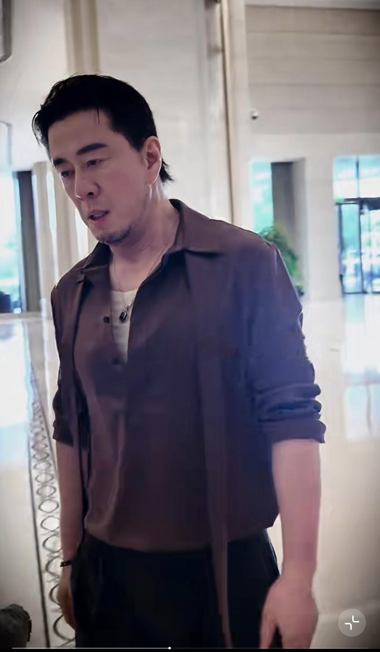 杨坤瘦了不少啊，他应该是真练了，这胸肌隔着衣服都能看出来。走路一窜一窜的，脸挺白