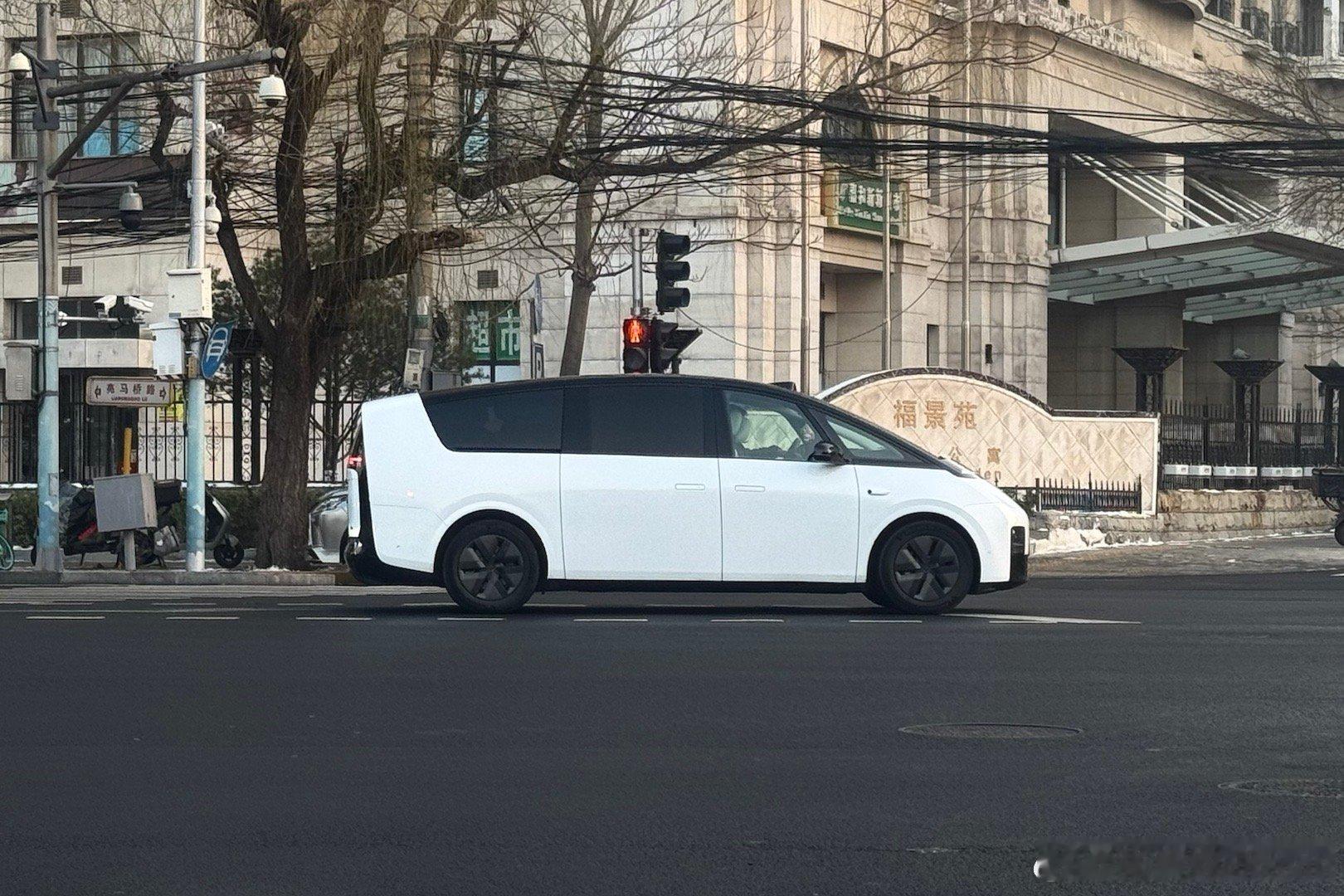 至今都认为理想MEGA是个很棒的设计。凯文聊车