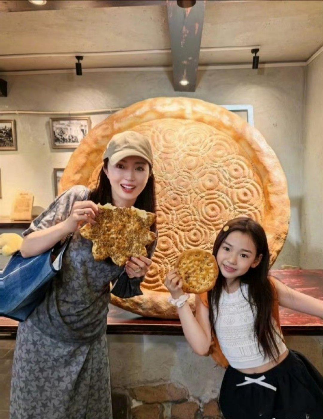 小酒窝反向育妈小酒窝一句“别玩手机了”反向育妈，瞬间身份互换，董璇把女儿养得真好