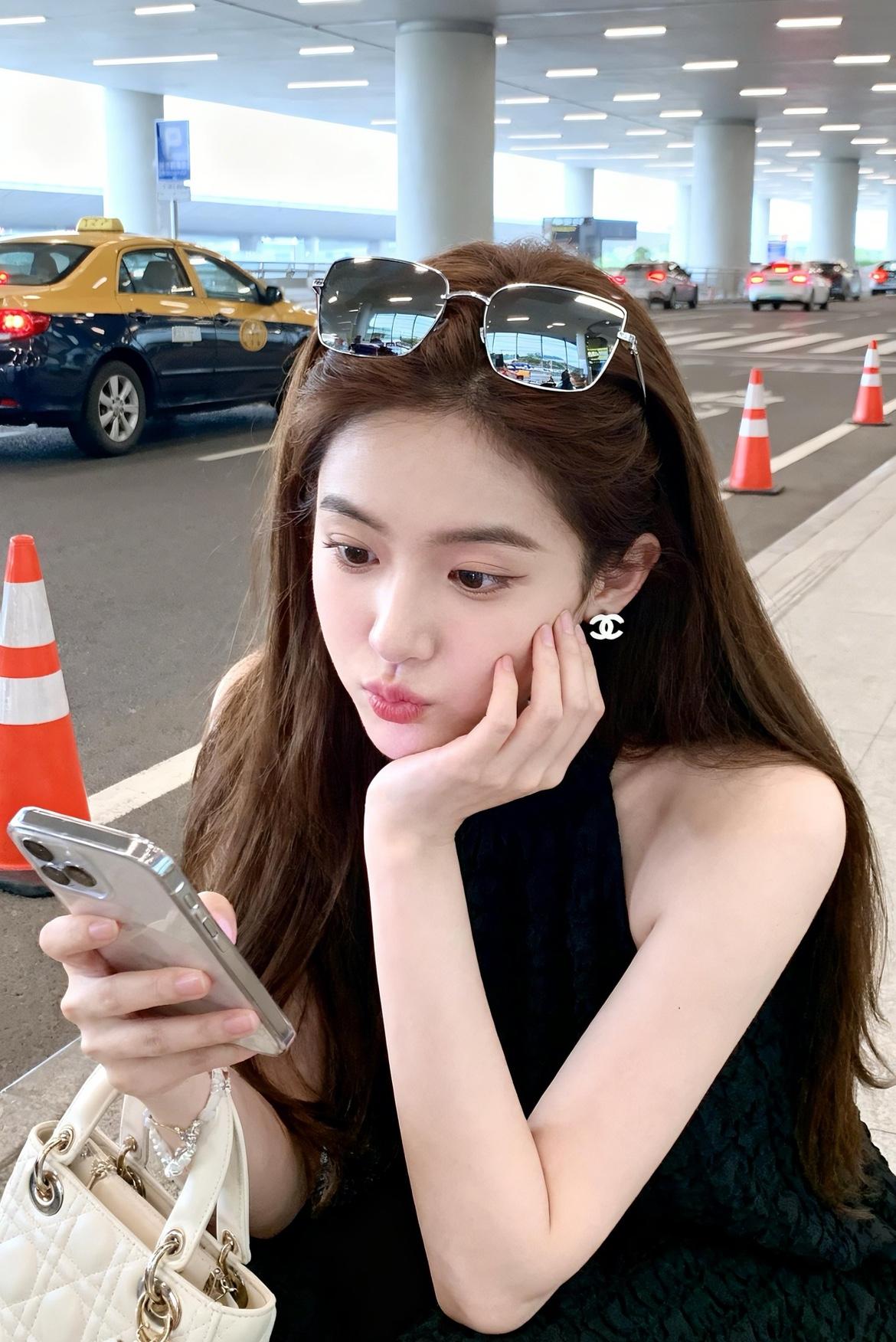 一个人不也可以自娱自乐嘛…
到哪里不是开心的对待呀…[偷笑][偷笑][偷笑]