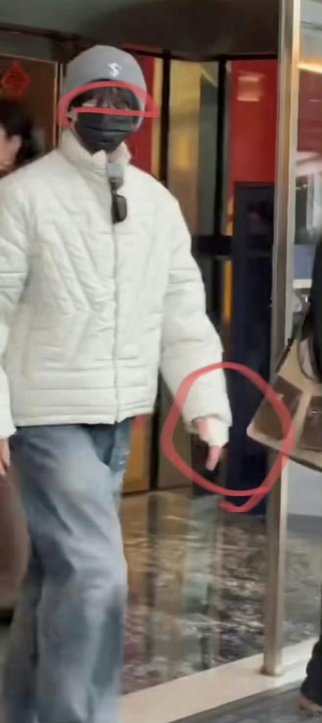 杨洋昨天还在医院有网友昨天还在医院看到了杨洋，手还没好就赶去复工了啊