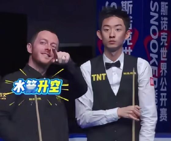 马克·艾伦这人怎么样？不用看别的，这张照片就够用，妥妥的性情中人，并且酷爱自己的