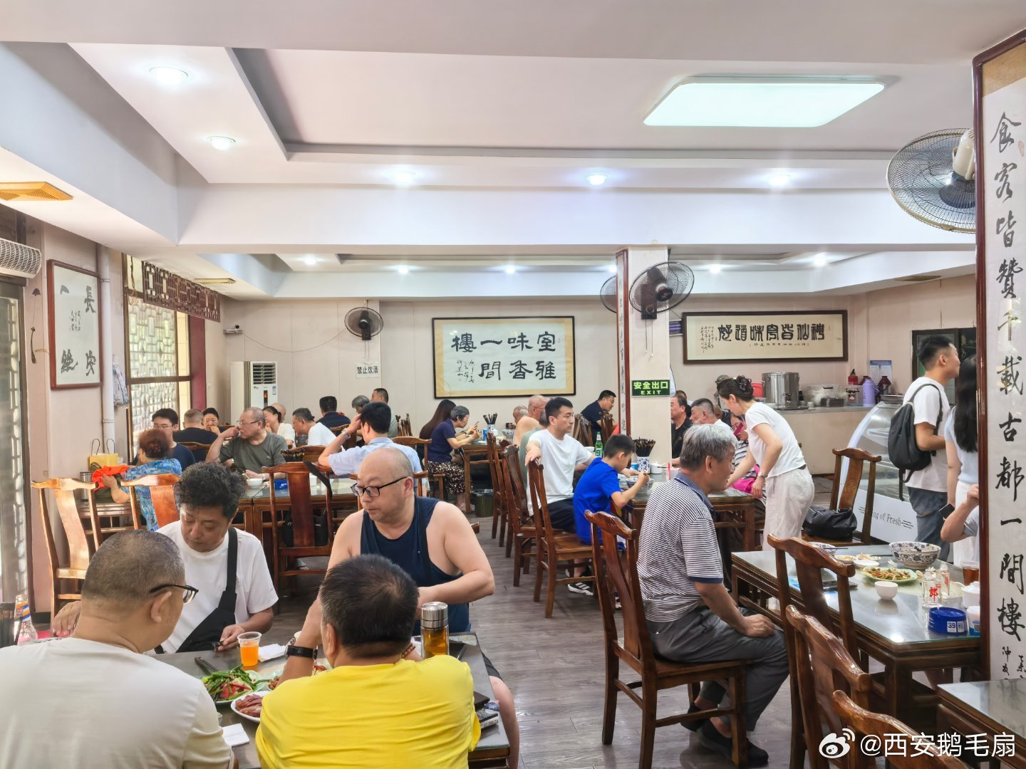 西安旧事 今天来吃一间楼，正午十分一座难求，可见老字号的魅力。好不容易找下个座，