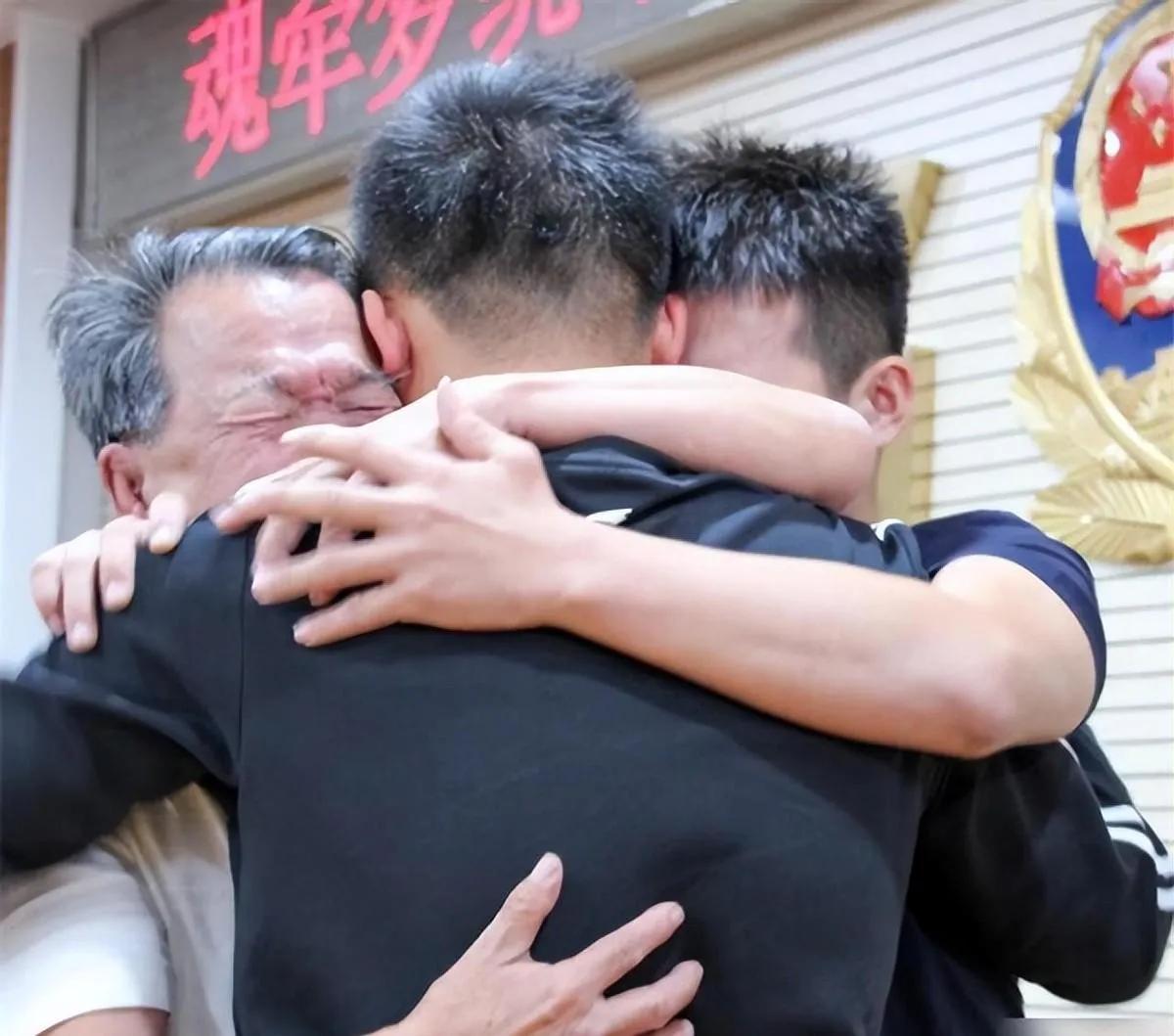 2004年，广东一7岁男孩被拐卖。12年后，他路过云南一家大排档，感觉生蚝的味道