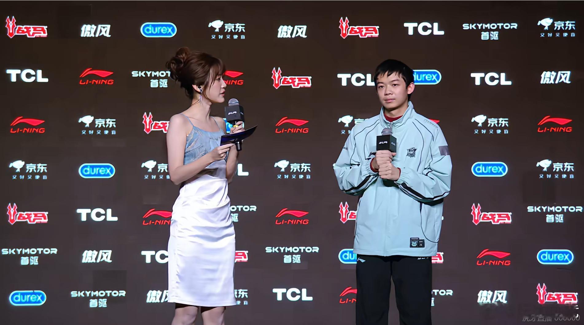 Q：给大家推荐的景点和美食sheer：景点推荐苏州园林，美食的话欢迎大家来吃小二