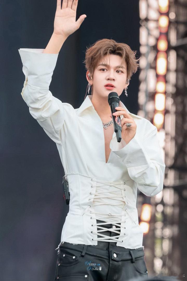 石凯 张楚寒石凯真是很爱谈恋爱的男明星一枚……别人是演技派，他是恋爱派，主要是长