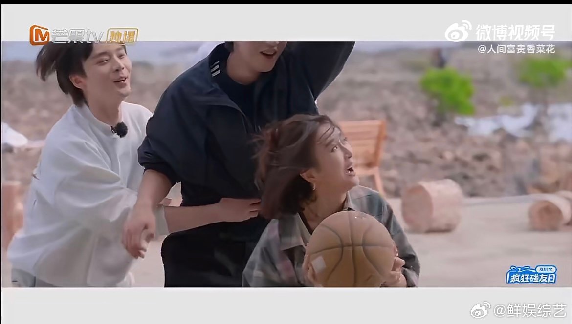 谁能经得住秦岚这么一扒拉秦岚软萌姐姐 秦岚软乎乎一扒拉，直接把人魂都勾走了，这样