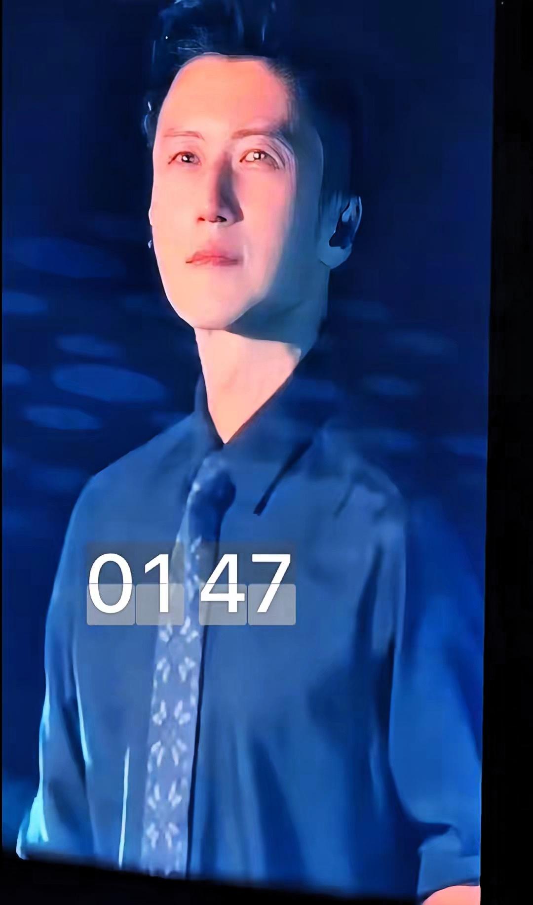 果然
谢霆锋还是在演唱会上哭了，
不是因为亲爹刚走，而是因为全场粉丝们很多都穿上