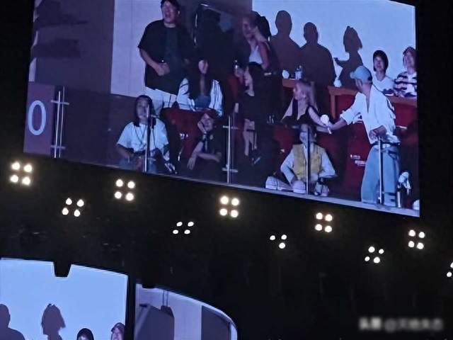 58岁那英北京开唱，半个娱乐圈到场，看懂娱乐圈真实人情世故