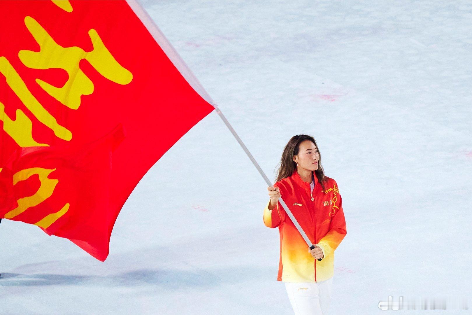 旗手郑钦文发文 在全运会开幕式上，网球名将担任湖北代表团旗手Queen Wen更